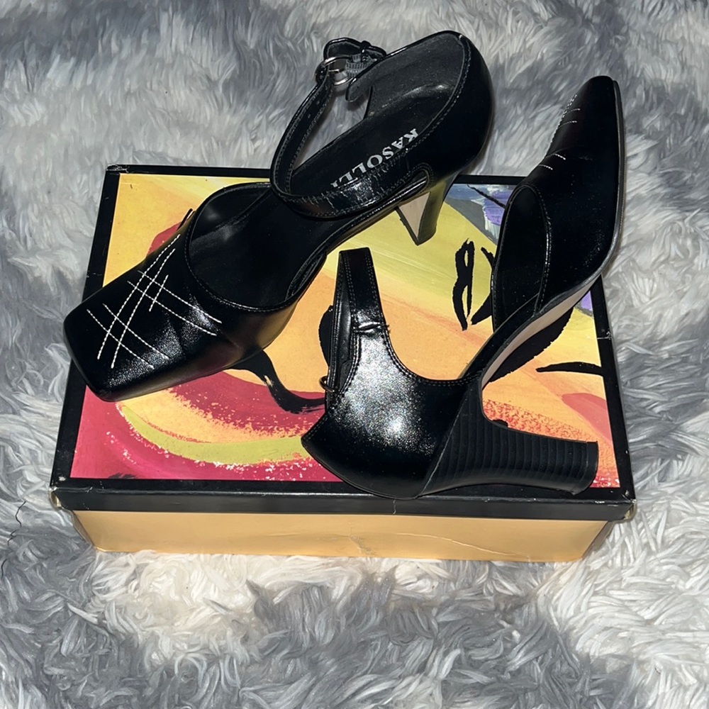 7.5W Rasolli black 2.5” strap around ankle square toe sandals